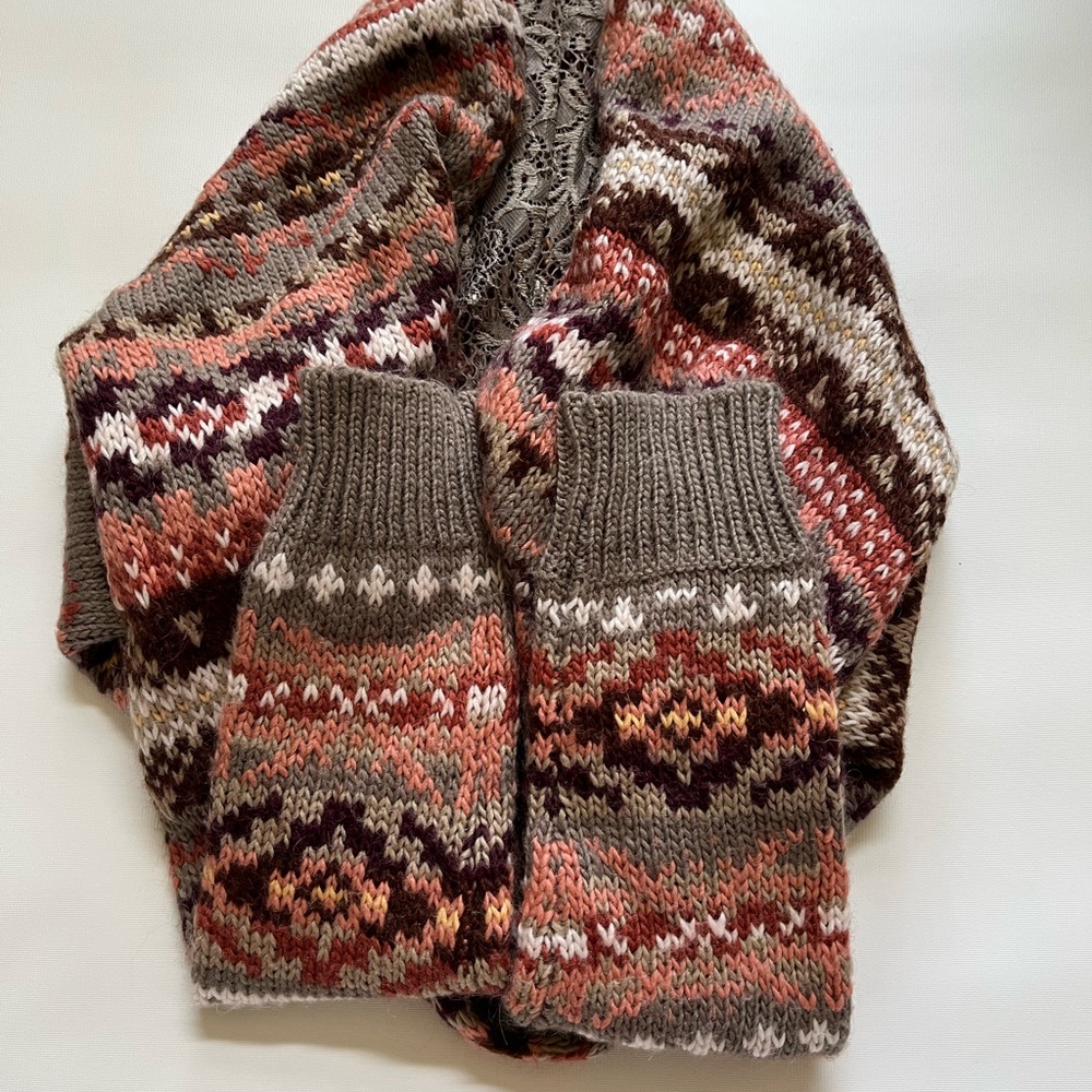 Women's Multicolor Patterned Sweater - Picture 8 of 8